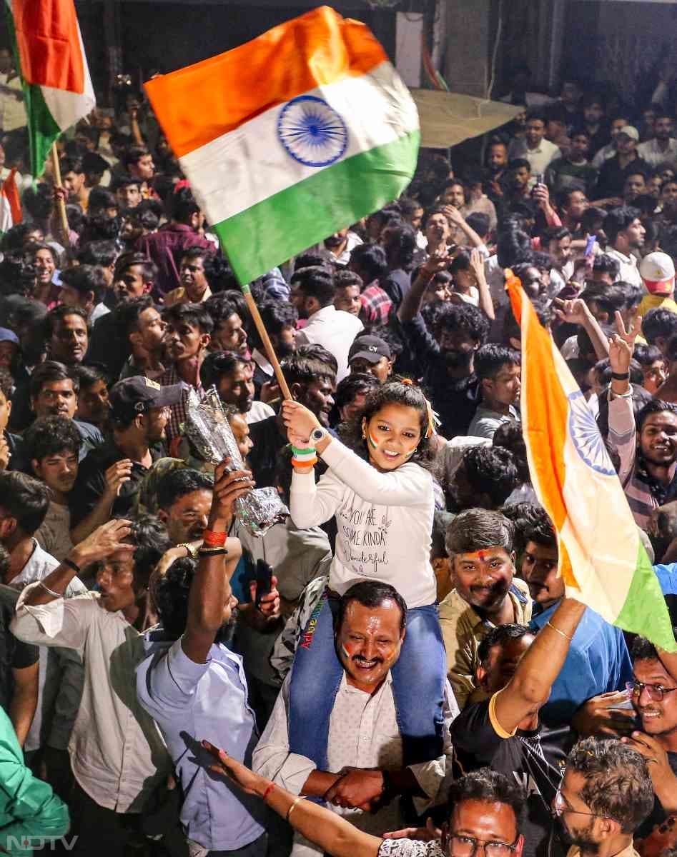 भारत की जीत के बाद खुशी से झूमे फैंस. देश के हर हिस्सों में जमकर मना जश्न
