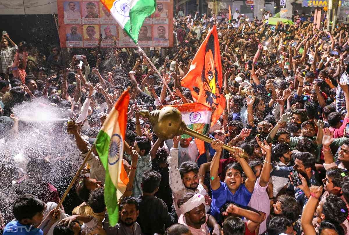 भारत की जीत के बाद खुशी से झूमे फैंस. देश के हर हिस्सों में जमकर मना जश्न