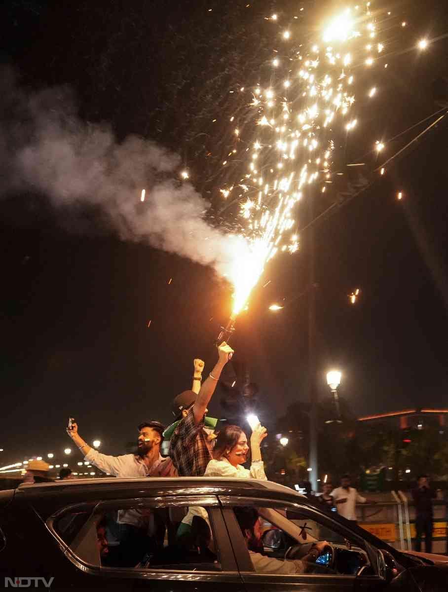 भारत की जीत के बाद खुशी से झूमे फैंस. देश के हर हिस्सों में जमकर मना जश्न