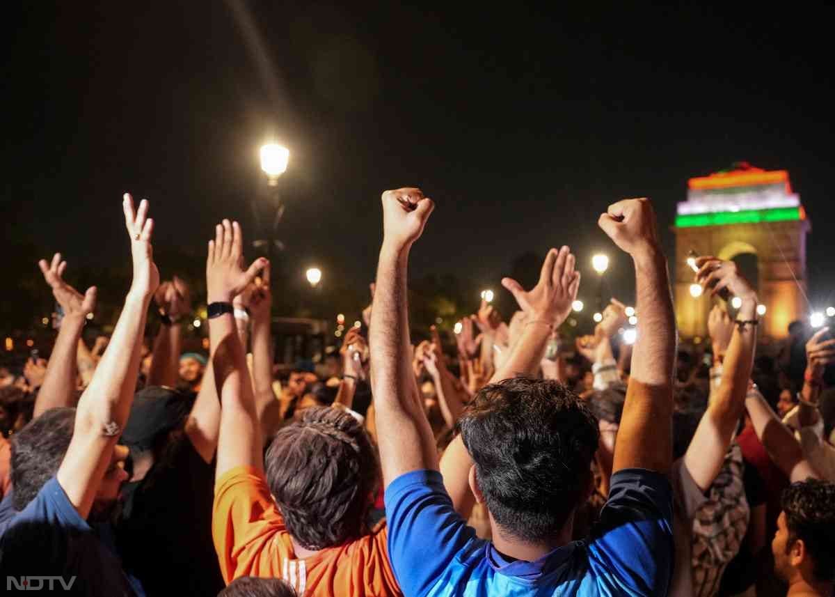 भारत की जीत के बाद खुशी से झूमे फैंस. देश के हर हिस्सों में जमकर मना जश्न