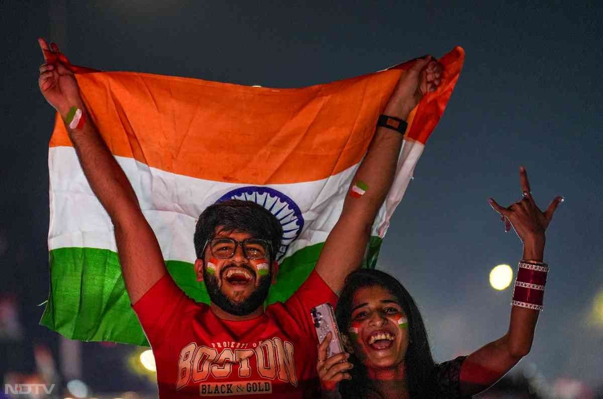 भारत की जीत के बाद खुशी से झूमे फैंस. देश के हर हिस्सों में जमकर मना जश्न