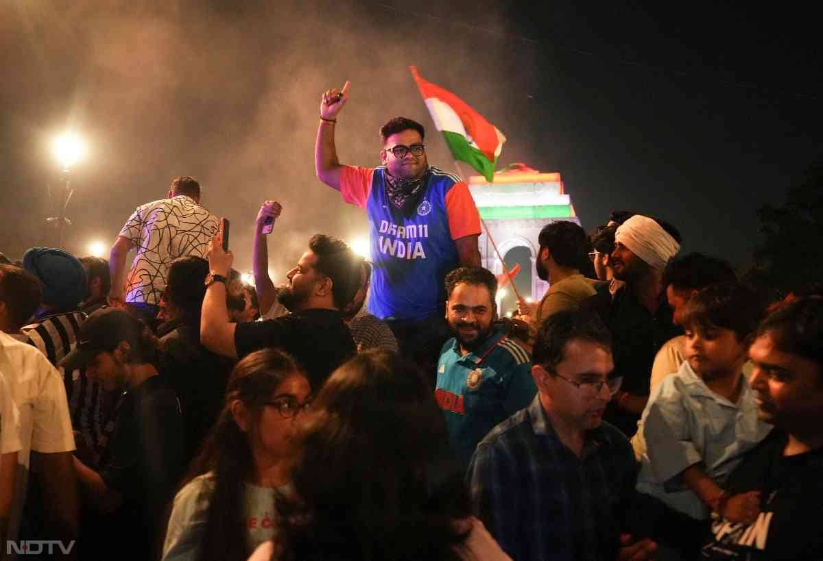 भारत की जीत के बाद खुशी से झूमे फैंस. देश के हर हिस्सों में जमकर मना जश्न