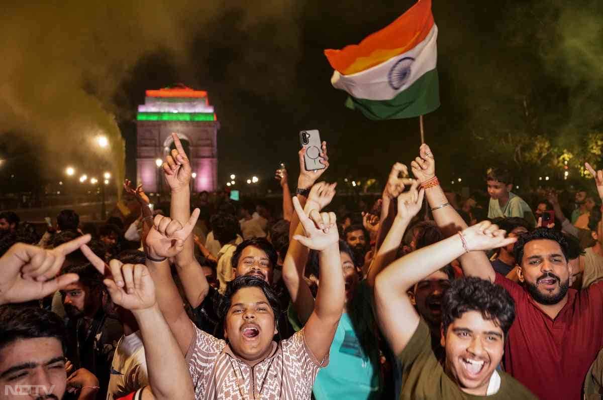 भारत की जीत के बाद खुशी से झूमे फैंस. देश के हर हिस्सों में जमकर मना जश्न