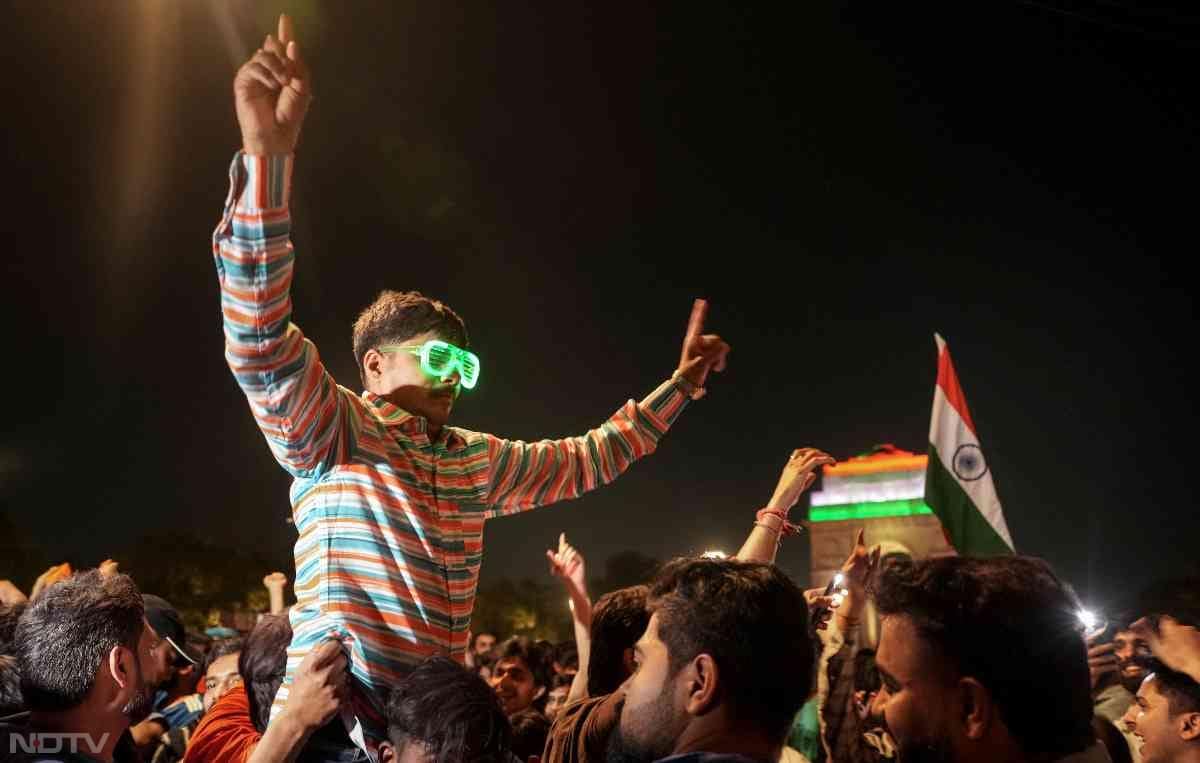 भारत की जीत के बाद खुशी से झूमे फैंस. देश के हर हिस्सों में जमकर मना जश्न