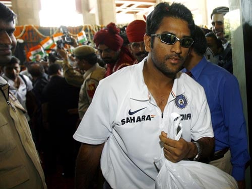 Captain Mahendra Singh Dhoni (C) is welcomed by enthusiastic staff upon his arrival at a hotel in New Delhi on March 6, 2008. Dhoni has led his team back home after India wrapped up the tri-series competition when they beat Australia in Brisbane by nine runs to take an unbeatable 2-0 lead in the best-of-three finals series on March 4. The champions are back