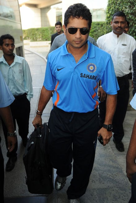 Sachin Tendulkar carries his bag to the team bus in Mumbai on September 18. India left for South Africa keen to maintain their consistency to fulfill their fans' expectations at the Champions Trophy from September 22 - October 5. India disappointed in the tournament's last edition at home in 2006 when they failed to qualify for the semi-finals, but have given their fans plenty to cheer about with their recent successes. (AFP Photo) India leave for South Africa