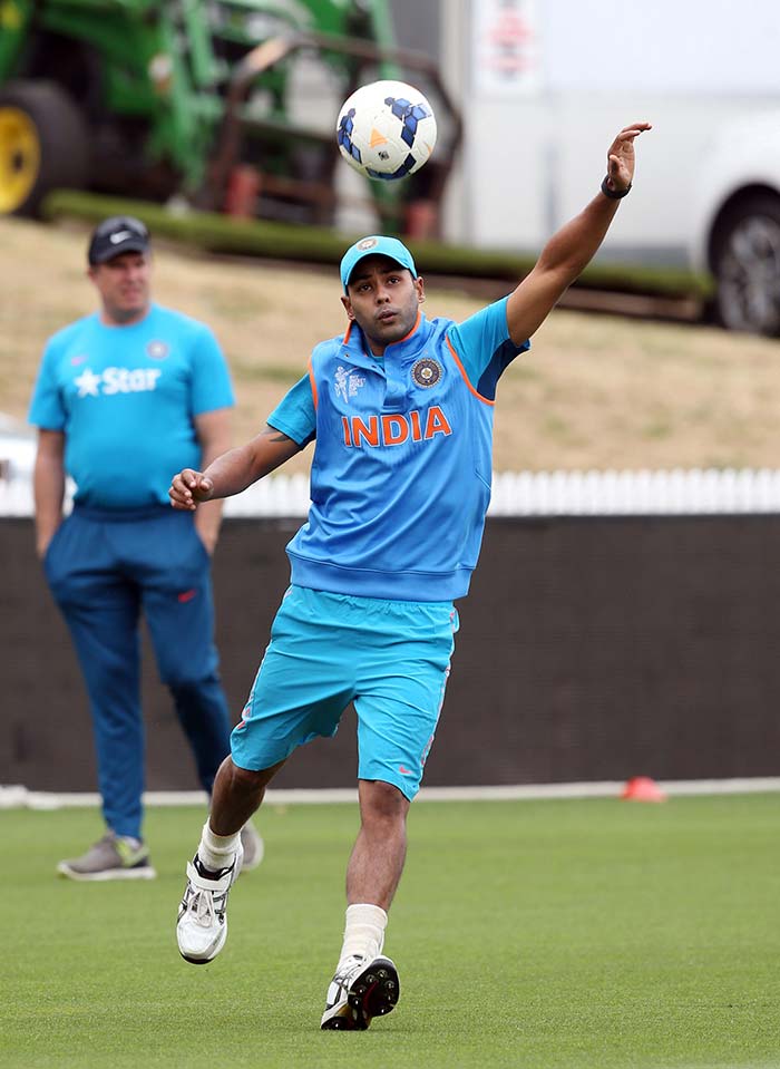 World Cup: Indian Cricketers Show Off 'Footy Skills' Down ... - 700 x 959 jpeg 62kB