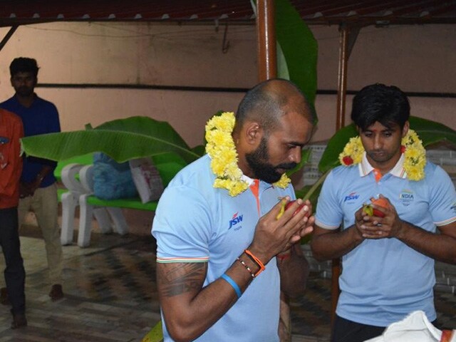 भारतीय पुरुष हॉकी टीम ने राष्ट्रमंडल खेलों के लिए रवाना होने से पहले मंदिर में की पूजा-अर्चना