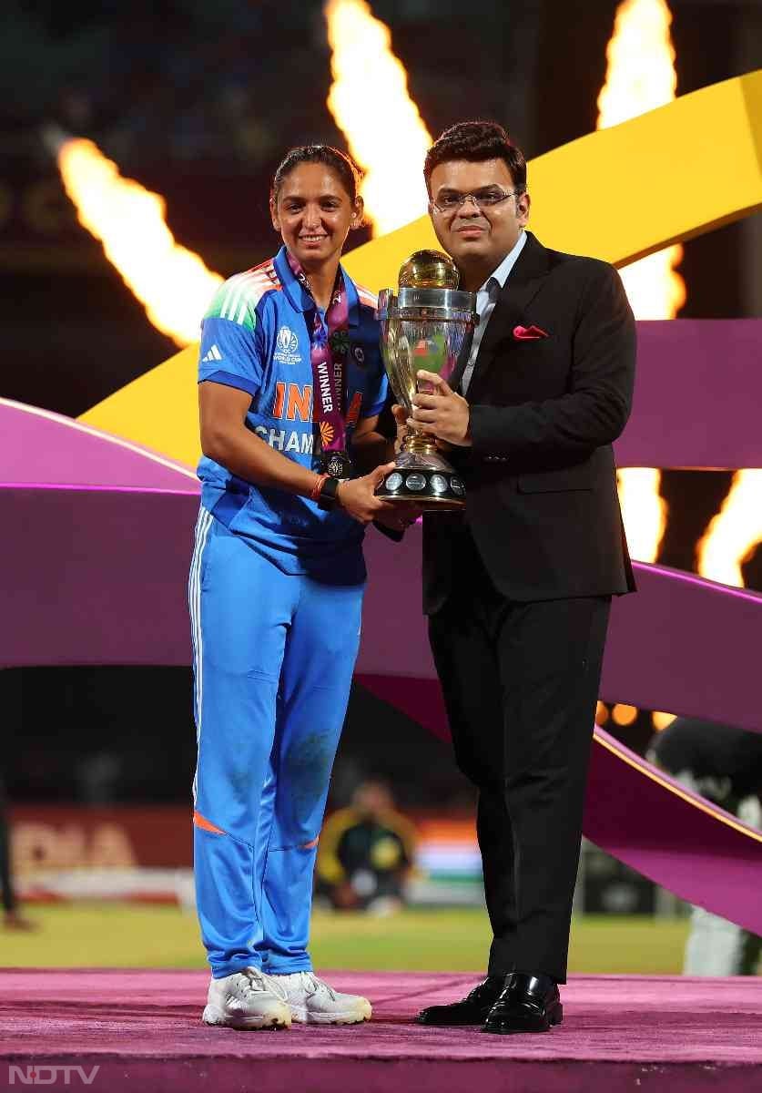 विश्व विजेता कप्तान हरमनप्रीत कौर ने आईसीसी अध्यक्ष ने ट्रॉफी हासिल कि. (फोटो क्रेडिट: X@BCCIWomen)