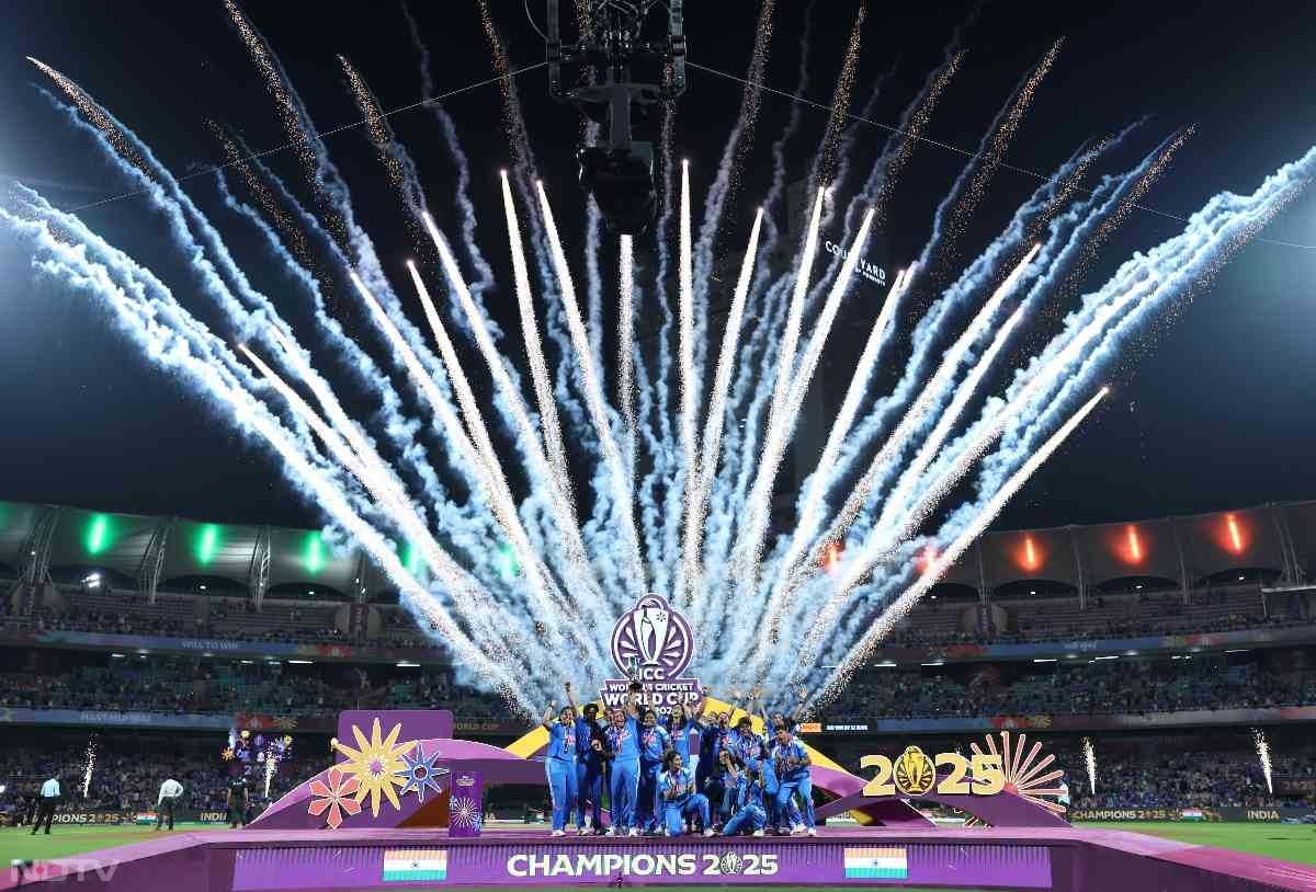 ट्रॉफी मिलने के बाद भारतीय खिलाड़ियों ने जमकर जश्न मनाया. (फोटो क्रेडिट: X@BCCIWomen)