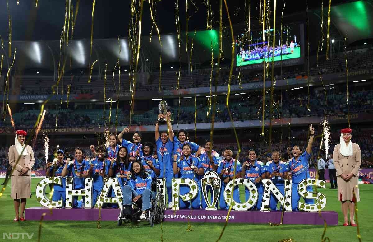 भारतीय महिला टीम पहली बार वर्ल्ड चैंपियन बनी है. (फोटो क्रेडिट: X@BCCIWomen)
