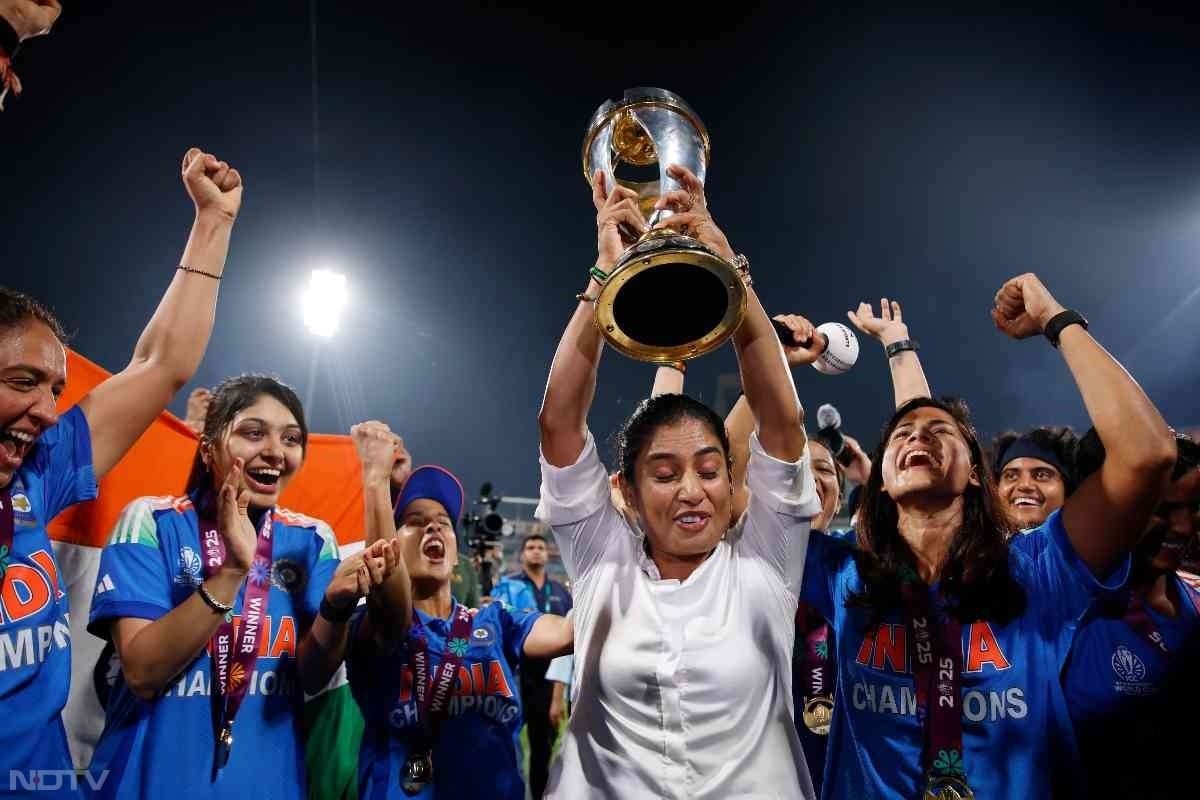 पूर्व कप्तान मिताली राज ट्रॉफी के साथा. (फोटो क्रेडिट: X@BCCIWomen)