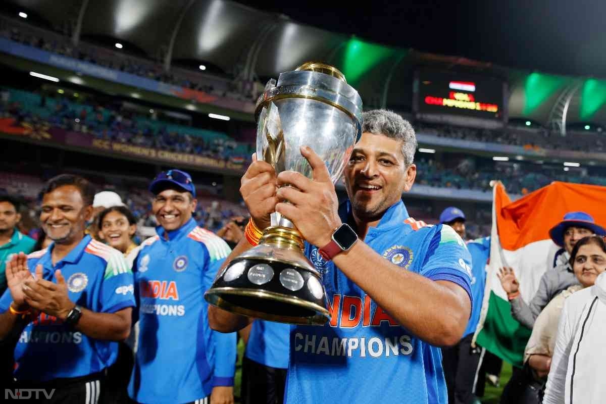 महिला टीम के कोच अमूल मजूमदार, जिनके नेतृत्व में टीम विश्व विजेता बनी. (फोटो क्रेडिट: X@BCCIWomen)