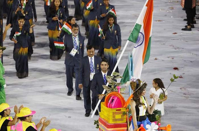 ओलिंपिक ओपनिंग सेरेमनी: शान से चले भारतीय खिलाड़ी, बिंद्रा ने तिरंगा लेकर की अगुवाई