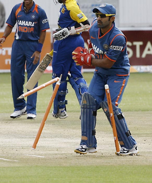 Indian wicket keeper Dinesh Karthik run out Sri Lankan batsman Upul Tharanga for 1 run the second match of the Micromax Cup Triangular One-Day International series at Queens Sports club in Bulawayo . (AFP Photo) 2nd ODI: Ind vs Zim