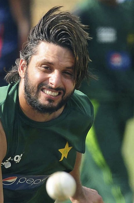 Pakistan captain Shahid Afridi throws a ball during a practice session. (AFP PHOTO) India, Pakistan gear up for big clash