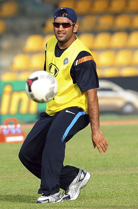 Indian cricket team captain Mahendra Singh Dhoni watches the ball while playing soccer during a practice session. (AFP PHOTO) India, Pakistan gear up for big clash