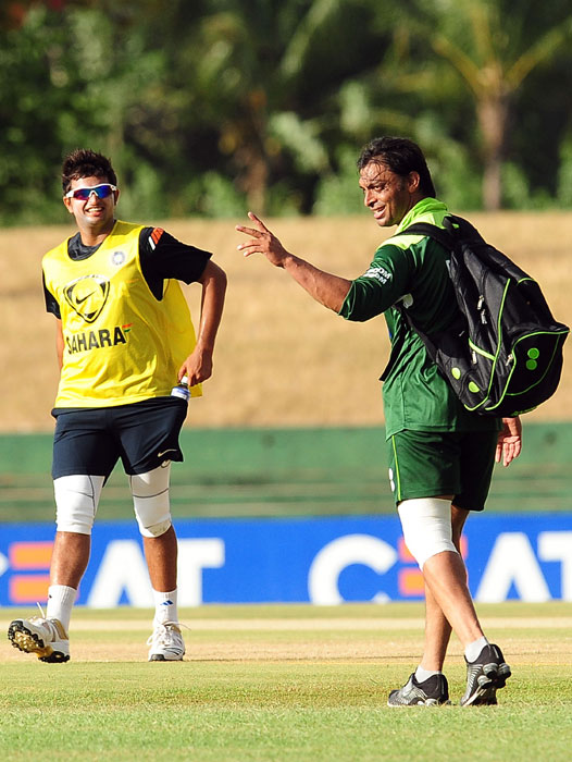 Pakistan cricketer Shoaib Akhtar gestures as Indian cricketer Suresh Raina looks on. (AFP PHOTO) India, Pakistan gear up for big clash