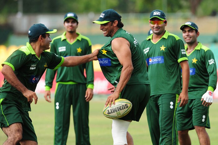 Pakistan cricketer Abdul Razzaq shares a light moment with teammate Shoaib Akhtar.(AFP PHOTO) India, Pakistan gear up for big clash