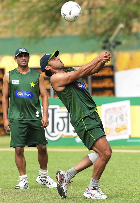 Pakistan cricketer Shoaib Akhtar balances a ball as teammate Imran Farhat looks on. (AFP PHOTO) India, Pakistan gear up for big clash