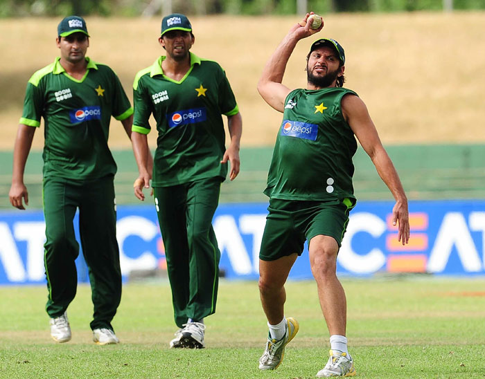 Pakistan cricketers practice before there encounter against India. (AFP PHOTO) India, Pakistan gear up for big clash