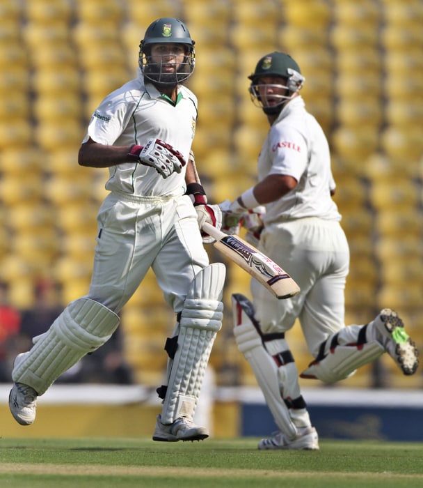 Jacques Kallis (159*) and Hashim Amla's (115*) unbeaten partnership of 285 runs helped South Africa close Day 1 of the Nagpur Test at 291/2 against India. (AFP Photo) India v SA: 1st Test, Day 1