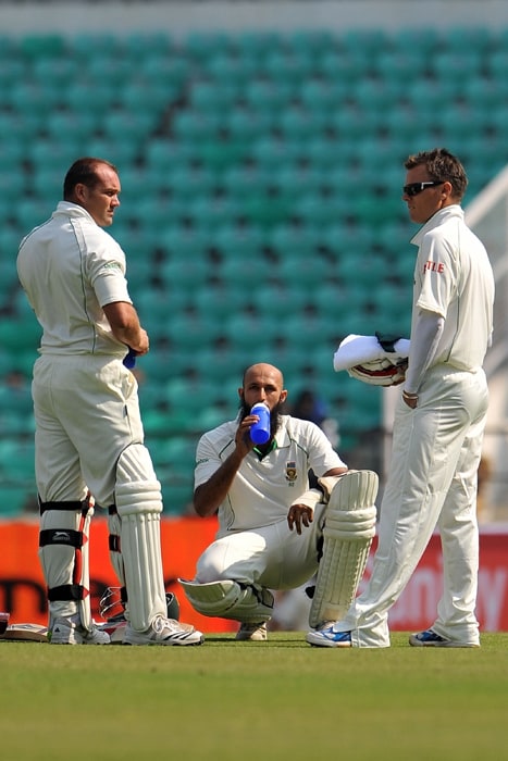 Jacques Kallis (159*) and Hashim Amla's (115*) unbeaten partnership of 285 runs helped South Africa close Day 1 of the Nagpur Test at 291/2 against India. (AFP Photo) India v SA: 1st Test, Day 1