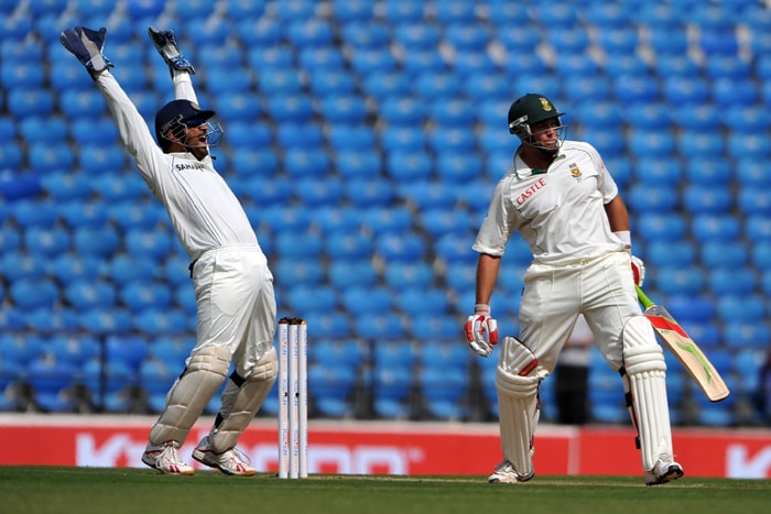Indian wicketkeeper captain Mahendra Singh Dhoni appeals unsuccessfully for the wicket of South African cricketer Jacques Kallis on the first day of the first Test match between India and South Africa in Nagpur. Smith won the toss and elected to bat. (AFP Photo) India v SA: 1st Test, Day 1