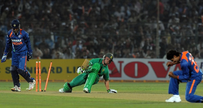 Ravindra Jadeja scalped the precious wicket of AB de Villiers as he rattled his stumps to give India their third reason to celebrate. Jadeja bamboozled de Villiers with a low full-length delivery only to produce the sweet sound of timber. (AFP Photo) Ind vs SA: 1st ODI