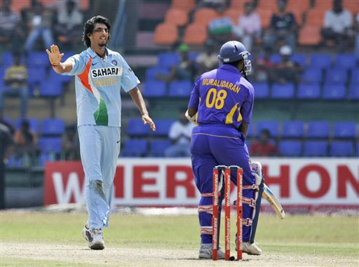 Ishant Sharma apologizes to Muttiah Muralitharan for bowling a beamer during the fifth and final ODI of the five-match series between India and Sri Lanka in Colombo. 5th ODI: India vs Sri Lanka