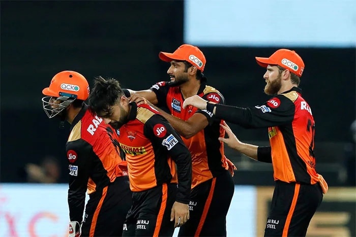 सनराइजर्स हैदराबाद के लिए राशिद खान केवल एक ही विकेट ले सके और उन्होंने 4 ओवर में 26 रन दिए.