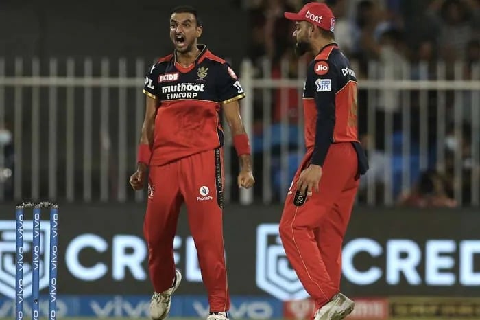 हर्षल पटेल ने एलिमिनेटर में दो विकेट लेकर आईपीएल सीजन के रिकॉर्ड में ड्वेन ब्रावो से सबसे ज्यादा विकेट चटकाए. आरसीबी के तेज गेंदबाज ने 32 विकेट लेकर अपने आईपीएल 2021 कैंपन का अंत किया, फिर भी उन्हें पर्पल कैप से संतोष करना पड़ा.
