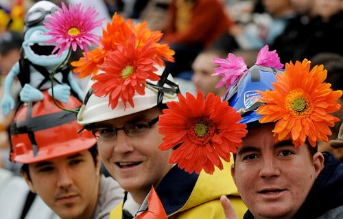 Cricket enthusiasts wait prior to the start of the IPL Twenty20 match between Delhi Daredevils and Punjab Kings XI at The Newlands Cricket Stadium in Cape Town on April 19, 2009. (AFP Photo) Match 3: MOH vs DEL