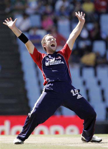 Delhi Daredevils bowler Daniel Vettori appeals successfully for a LBW to dismiss Deccan Chargers' Azharuddin Bilakhia, for 22 runs during the IPL match at the Super Sport Park on Thursday. (AP Photo) Match 21: DEL vs HYD