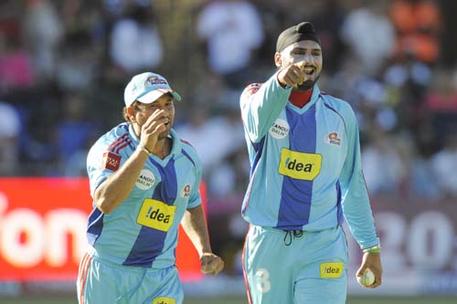 Mumbai Indians' Harbhajan Singh and Sachin Tendulkar celebrate the dismissal of Royal Challengers Bangalore's Rahul Dravid during their IPL match in Port Elizabeth on Sunday. (AFP Photo) Match 38: MUM vs RCB