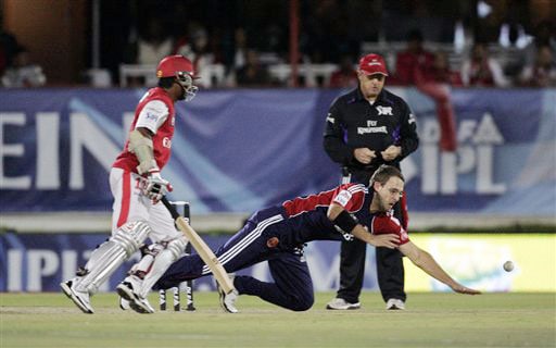 Daniel Vettori attempts fielding off his own bowling as Kumar Sangakkara and umpire Ian Howell look on during the IPL match in Bloemfontein. (AP Photo) Match 46: MOH vs DEL