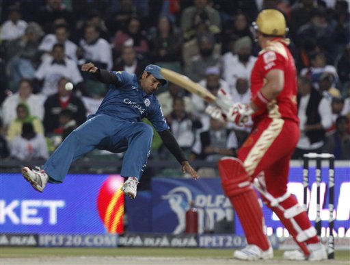 Deccan Chargers Rohit Sharma, left, makes an unsuccessful attempt to catch the ball after Royal Challengers Bangalore's Jacques Kallis plays a shot, during their 2009 Indian Premier League cricket final match in Johannesburg on Sunday May 24, 2009. (AP Photo) IPL Final: HYD vs BLR
