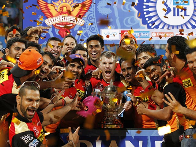 Photo : टी20: डेविड वार्नर की हैदराबाद टीम ने ऐसे मनाया जीत का जश्न