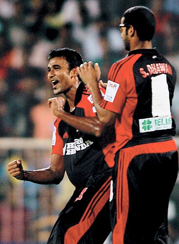 Delhi Daredevils players Yo Mahesh and Shikhar Dhawan celebrate the dismissal of Chennai Super Kings batsman Stephen Fleming during the IPL T20 championship match at MAC Stadium in Chennai on Friday. (PTI Photo) 20th Match: Daredevils vs Super Kings