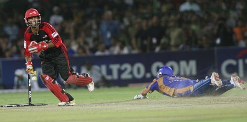 Shane Watson was run out attempting to run an overthrow. However, umpire Steve Davis gave it not out resulting in a protest from Delhi's players. — <i>PTI Photo</i> 33rd Match: Rajasthan Royals vs Delhi Daredevils
