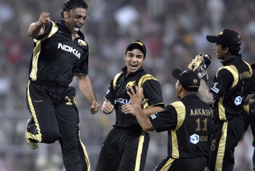 In his next over, Shoaib Akhtar dismissed AB de Villiers and Manoj Tiwary with consecutive deliveries. — <i>PTI Photo</i> 35th Match: Kolkata Knight Riders vs Delhi Daredevils