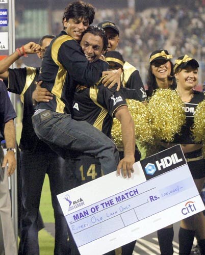 Shoaib Akhtar took 4-11 as Kolkata beat Delhi by 23 runs. He won the Man of The Match award and Shah Rukh Khan was pleased about it. — <i>PTI Photo</i> 35th Match: Kolkata Knight Riders vs Delhi Daredevils