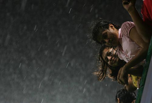 The rain interruption was a long one. Spectators ran for cover at the Kotla, while other chose to enjoy the downpour. — <i>PTI Photo</i> 40th Match: Delhi Daredevils vs Kings XI Punjab