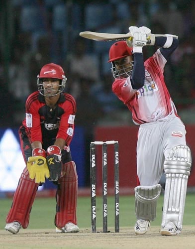 Mahela Jayawardene hit three sixes in his 25, including one off what turned out to be the last ball of the innings. — <i>PTI Photo</i> 40th Match: Delhi Daredevils vs Kings XI Punjab