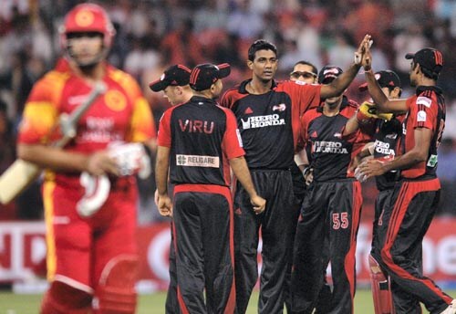 Delhi's Ferveez Maharoof struck off his first ball, removing Jacques Kallis caught behind. — <i>PTI Photo</i> 43rd Match: Bangalore Royal Challengers vs Delhi Daredevils