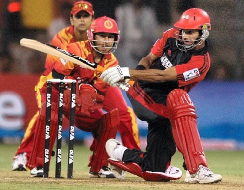 With Delhi losing quick wickets, Shikhar Dhawan and Ferveez Maharoof knocked off the remaining runs to take their team to a five-wicket win over Bangalore. — <i>PTI Photo</i> 43rd Match: Bangalore Royal Challengers vs Delhi Daredevils