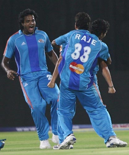 Rajasthan, chasing 146, got off to a poor start with Dilhara Fernando providing a quick couple of wickets. —<i>PTI Photo</i> 53rd Match: Rajasthan Royals vs Mumbai Indians