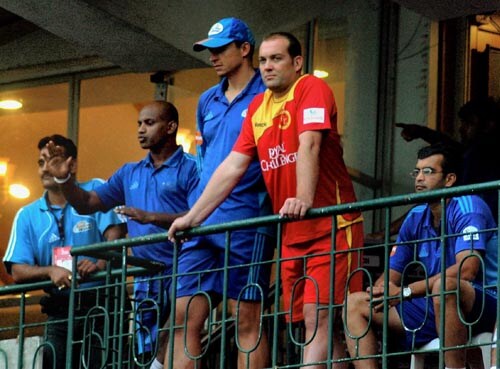 Jacques Kallis, who was rested from the game, looks on from the dressing room along with Bangalore's bowling coach Venkatesh Prasad. —<i>PTI Photo</i> 55th Match: Bangalore Royal Challengers vs Mumbai Indians