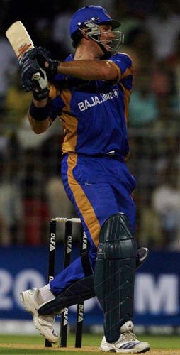 Graeme Smith suffered an injury to hit leg but gave Swapnil Asnodkar good company. —<i>PTI Photo</i> 1st Semifinal: Delhi Daredevils vs Rajasthan Royals