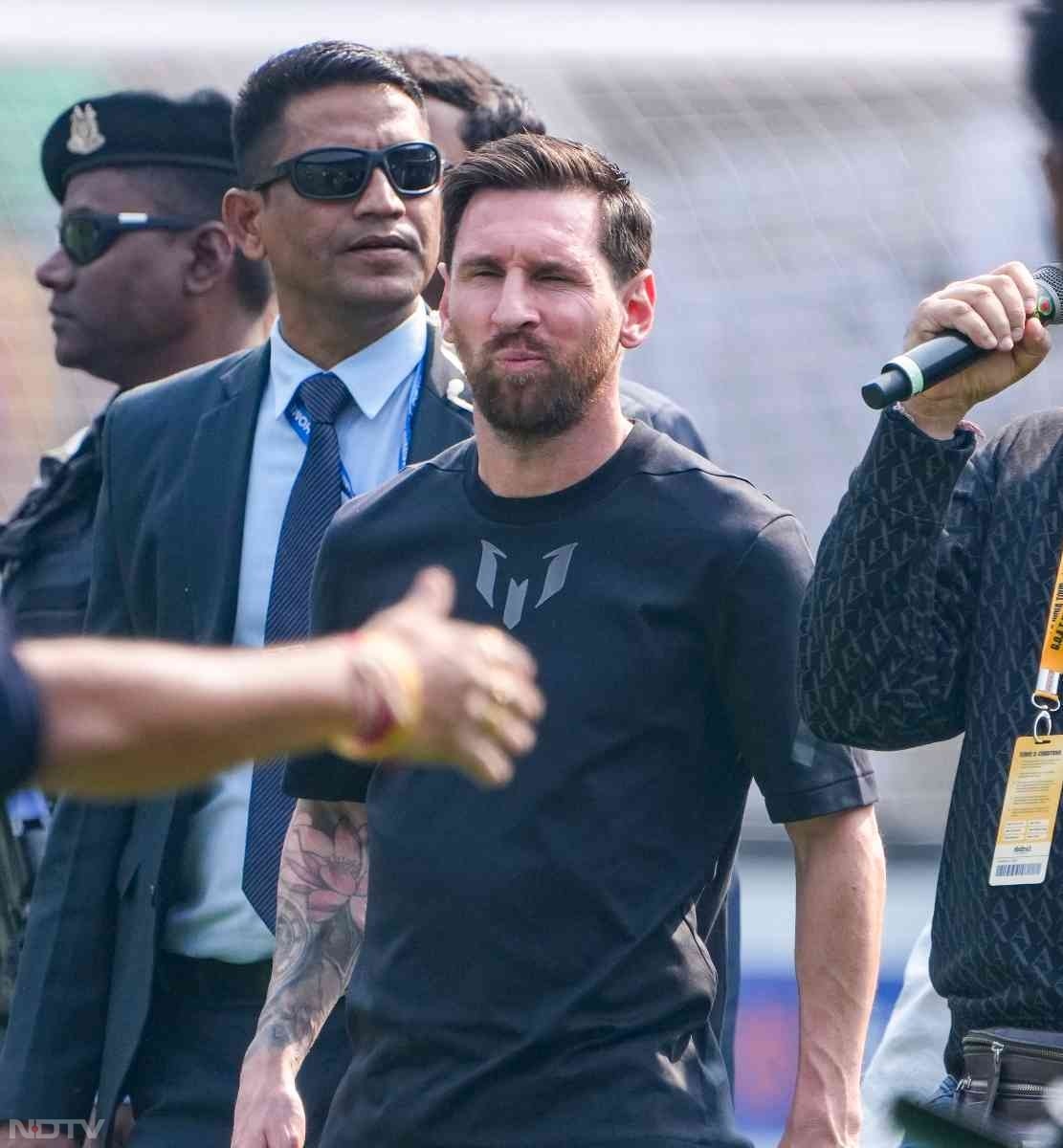 सिटी ऑफ जॉय कोलकाता के अर्जेंटीना के दिग्गज फुटबॉलर लियोनल मेस्सी का GOAT टूर की शुरुआत हुई.  लियोनल मेस्सी इस टूर के लिए देर रात भारत आए हैं और शानिवार सुबह कोलकाता के सॉल्ट लेक स्टेडियम पहुंचे.